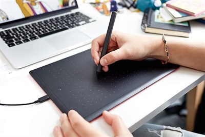 One by Wacom Medium Creative Pen Graphics Tablet - Black - PakByte Computers  